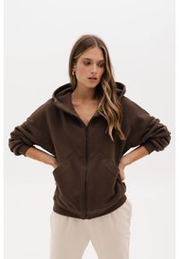 BLUZA CHLOE CZEKOLADOWA XS - Flawless. Kolor: brązowy. Materiał: bawełna, poliester. Wzór: geometria. Styl: sportowy, elegancki