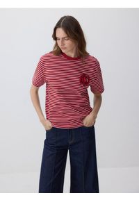 Reserved - T-shirt z naszywaną aplikacją - czerwony. Kolor: czerwony. Materiał: bawełna, dzianina. Wzór: aplikacja