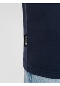 Ombre Clothing - Casualowy t-shirt męski z naszywką na kieszeni – granatowy V10. Okazja: na co dzień. Kolor: niebieski. Materiał: guma, skóra, jersey, bawełna. Wzór: aplikacja. Styl: casual #8