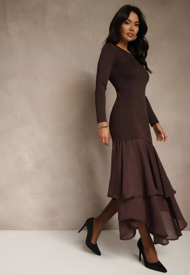 Renee - Brązowa Dopasowana Sukienka z Wiskozą Zdobiona Falbankami u Dołu Setra. Typ kołnierza: kołnierz z falbankami. Kolor: brązowy. Materiał: wiskoza. Długość rękawa: długi rękaw. Wzór: aplikacja. Styl: klasyczny, elegancki