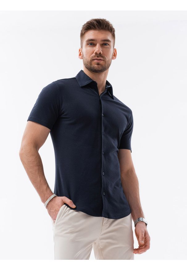 Ombre Clothing - Męska dzianinowa koszula slim fit z krótkim rękawem i kołnierzykiem – granatowa V2. Typ kołnierza: polo. Kolor: niebieski. Materiał: dzianina. Długość rękawa: krótki rękaw. Długość: krótkie. Styl: elegancki, sportowy