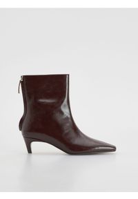 Reserved - Skórzane botki na obcasie - bordowy. Kolor: czerwony. Materiał: skóra. Obcas: na obcasie. Wysokość obcasa: średni #1