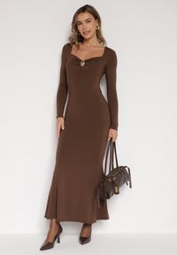 Born2be - Brązowa Koktajlowa Sukienka z Wiskozą Ozdobiona Metalową Klamrą Refira. Okazja: na co dzień. Kolor: brązowy. Materiał: wiskoza. Wzór: aplikacja. Typ sukienki: proste. Styl: wizytowy #4