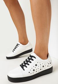 Born2be - Biało-Czarne Sneakersy Sznurowane Tazaya. Kolor: biały #4