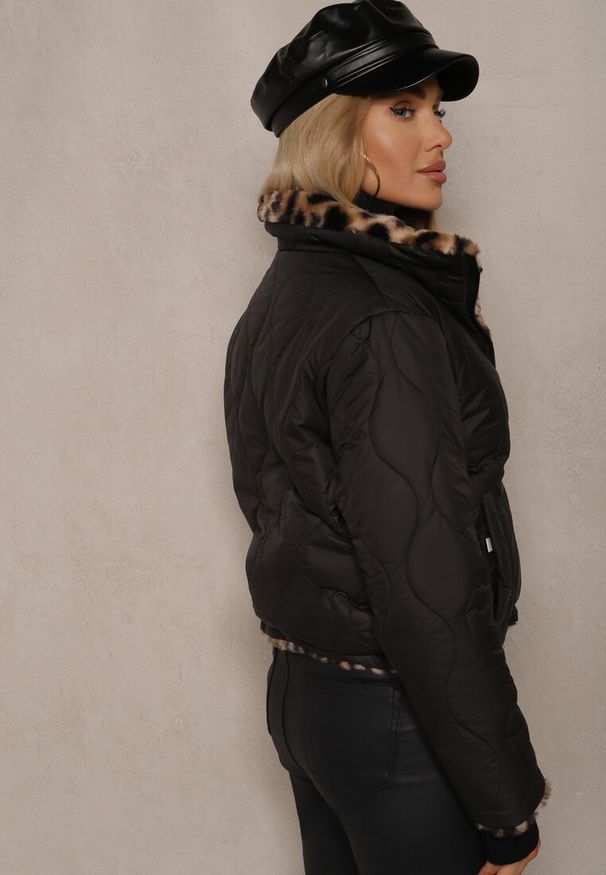 Renee - Czarna Pikowana Kurtka Puffer Dwustronna z Futerkiem w Panterkowy Wzór Tinnathra. Okazja: na co dzień. Typ kołnierza: kołnierzyk stójkowy. Kolor: czarny. Materiał: futro. Wzór: aplikacja, motyw zwierzęcy. Styl: elegancki, casual