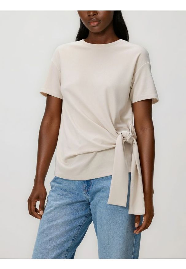 Reserved - T-shirt z ozdobnym wiązaniem - beżowy. Kolor: beżowy. Materiał: dzianina
