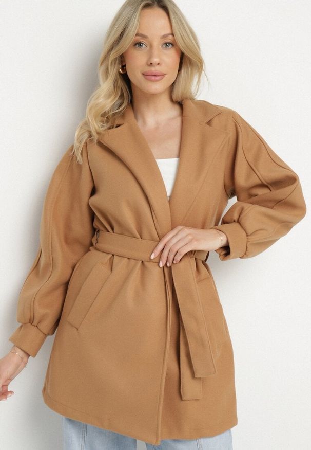 Born2be - Ciemnobeżowy Płaszcz z Wiązanym Paskiem i Bufiastym Rękawem Imgrucu. Typ kołnierza: kołnierzyk stójkowy. Kolor: beżowy. Materiał: tkanina, jeans. Długość: długie. Sezon: wiosna, jesień