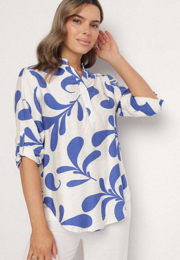 Born2be - Niebiesko-Biała Koszulowa Bluzka z Wiskozy w Roślinny Wzór z Dekoltem w Serek Koladoretia. Typ kołnierza: dekolt w serek. Kolor: niebieski. Materiał: wiskoza. Długość rękawa: długi rękaw. Długość: długie. Styl: elegancki