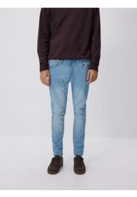 Reserved - Jeansy skinny z efektem sprania - niebieski. Kolor: niebieski