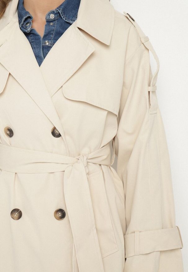 Born2be - Beżowy Dwurzędowy Płaszcz Trencz z Wiązanym Paskiem Rozcięciem i Klapą Terezi. Okazja: na co dzień. Kolor: beżowy. Materiał: jeans. Styl: casual, klasyczny, elegancki