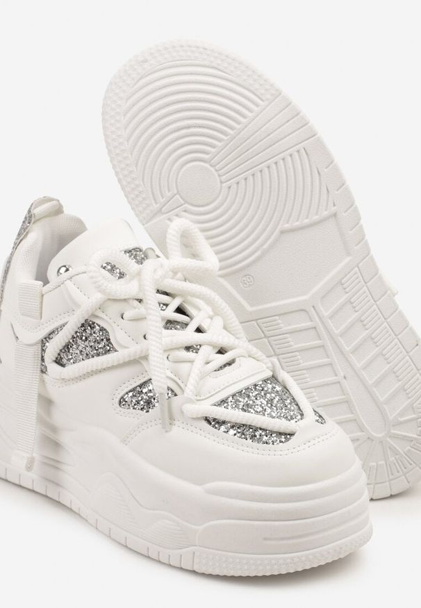 Born2be - Białe Streetwearowe Sneakersy na Platformie z Brokatem i Aplikacjami Maivessa. Okazja: na co dzień. Kolor: biały. Materiał: jeans. Wzór: aplikacja. Obcas: na platformie