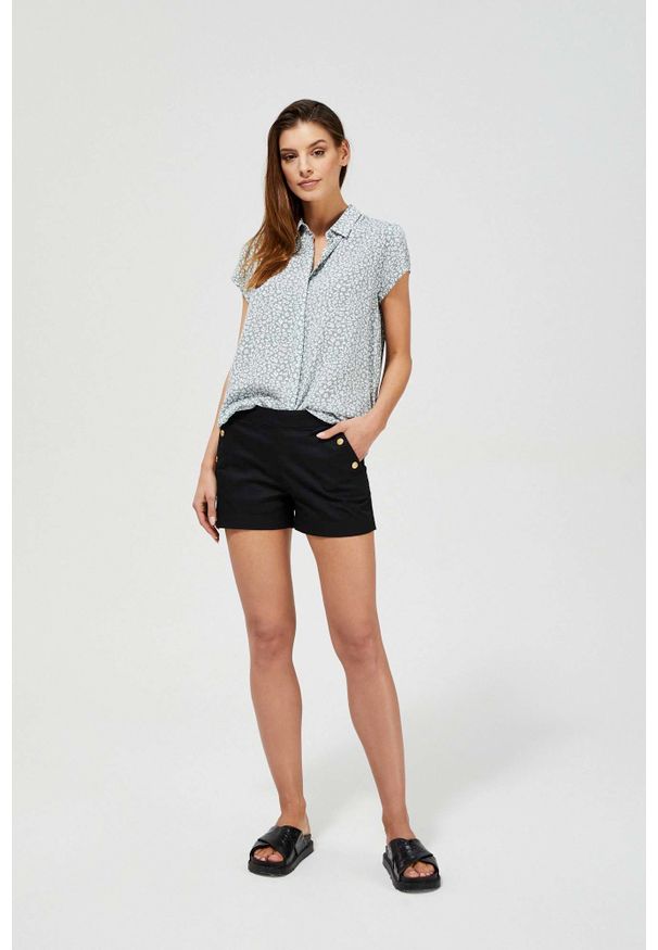 MOODO - Szorty z ozdobnymi guzikami. Materiał: jeans, guma, bawełna, elastan. Wzór: gładki