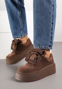Born2be - Brązowe Sneakersy na Grubej Podeszwie z Wywiniętym Językiem i Kokardą Ellisare. Okazja: na co dzień. Kolor: brązowy. Materiał: jeans