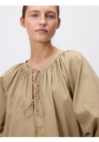 Reserved - Bluzka z dodatkiem lnu - oliwkowy. Kolor: oliwkowy. Materiał: len #1