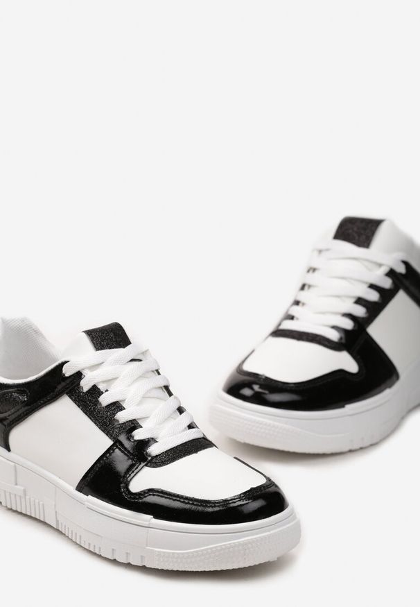 Renee - Biało-Czarne Sneakersy na Niskiej Platformie z Brokatem Nuera. Okazja: na co dzień. Kolor: biały. Obcas: na platformie