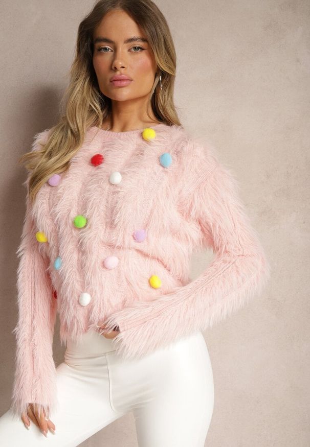 Renee - Różowy Sweter z Dodatkiem Wełny z Alpaki i Kolorowymi Pomponami Felinora. Okazja: na co dzień. Kolor: różowy. Materiał: wełna. Długość rękawa: długi rękaw. Długość: długie. Wzór: kolorowy. Styl: casual
