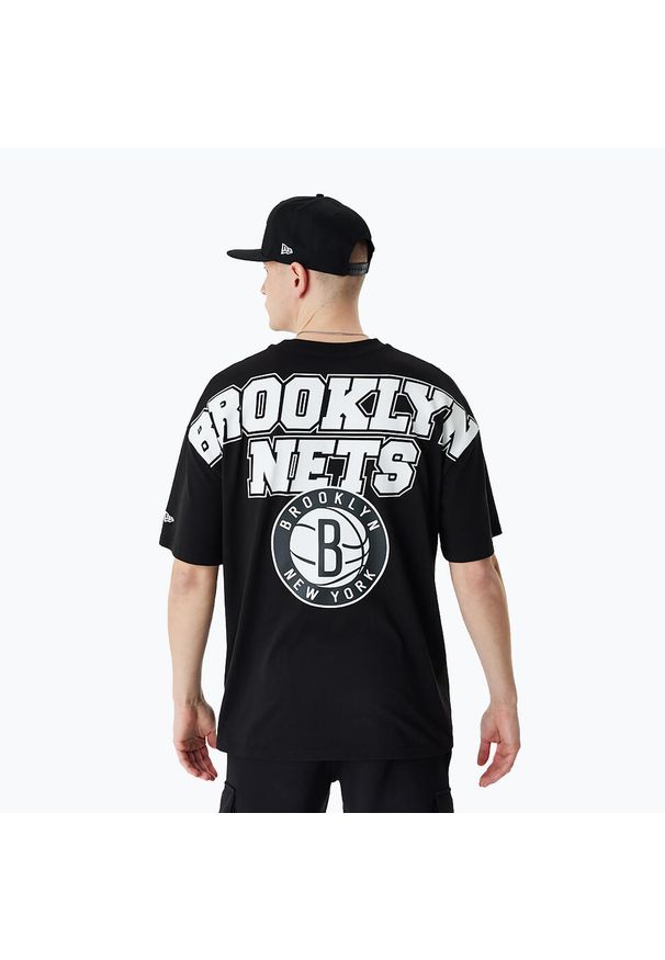 Koszulka męska New Era NBA Large Graphic BP OS Tee Brooklyn Nets. Kolor: czarny