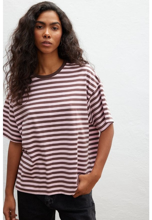 Marsala - Klasyczny Tshirt w paski RÓŻOWO BRĄZOWE - DUAL. Kolor: brązowy, różowy, wielokolorowy. Materiał: elastan, dzianina, bawełna. Wzór: paski. Styl: klasyczny