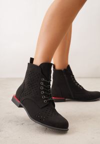 Renee - Czarne Botki VICES z Ażurowymi Zdobieniami w Stylu Retro Limoni. Okazja: na co dzień. Zapięcie: sznurówki. Kolor: czarny. Materiał: jeans. Szerokość cholewki: normalna. Wzór: ażurowy, aplikacja. Styl: retro #1