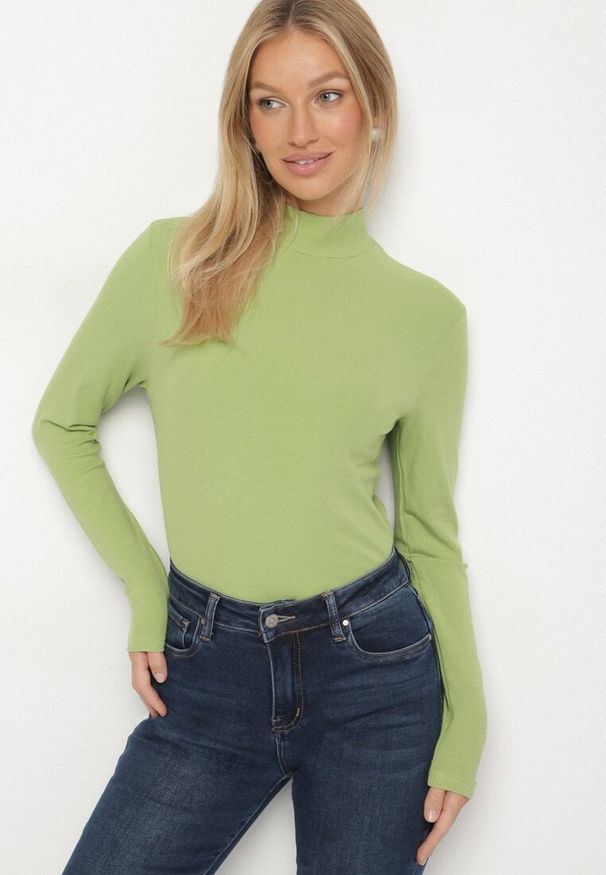 Born2be - Zielona Bluzka Golf Typu Longsleeve Altera. Okazja: do pracy, na co dzień. Typ kołnierza: golf. Kolor: zielony. Materiał: jeans. Długość rękawa: długi rękaw. Styl: elegancki, casual