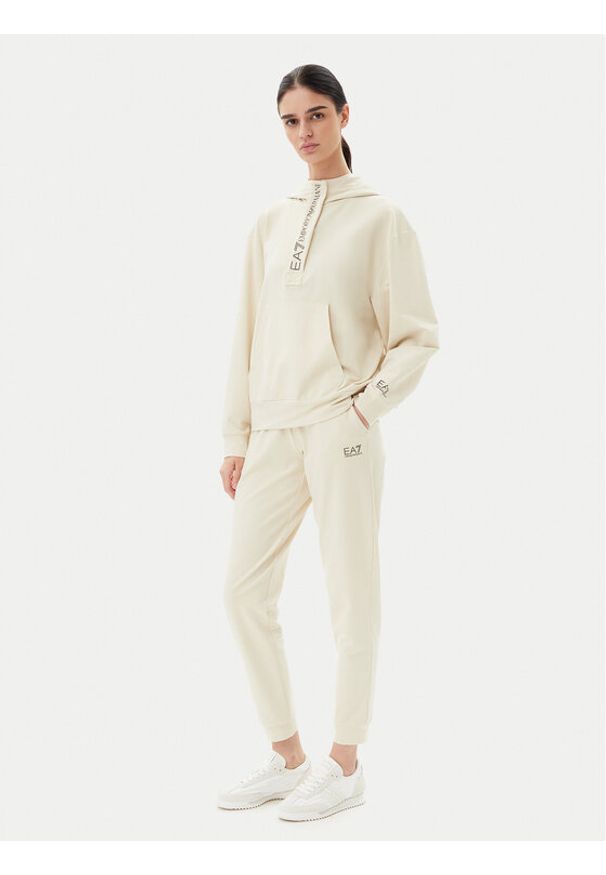 EA7 Emporio Armani Dres 7W000117 AF13135 U1079 Beżowy Regular Fit. Kolor: beżowy. Materiał: bawełna