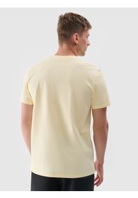 4f - T-shirt regular z nadrukiem męski - żółty. Okazja: na co dzień. Kolor: żółty. Materiał: jersey, bawełna, dzianina. Długość rękawa: krótki rękaw. Długość: krótkie. Wzór: nadruk. Styl: casual, sportowy, klasyczny