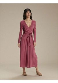 Sinsay - Sukienka midi z ozdobnym wiązaniem z domieszką wiskozy - różowy. Kolor: różowy. Materiał: wiskoza. Długość: midi #1