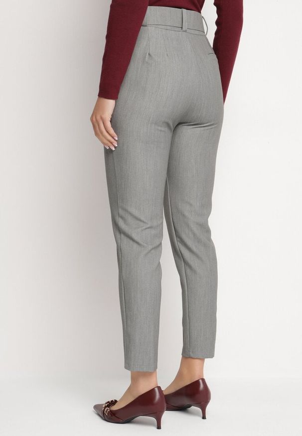 Born2be - Szare Spodnie Garniturowe z Wiskozą Ozdobione Szerokim Paskiem Atteriana. Stan: podwyższony. Kolor: szary. Materiał: wiskoza. Wzór: aplikacja. Styl: elegancki