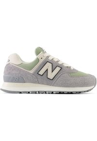 Buty damskie New Balance WL574GA2 – szare. Kolor: szary. Materiał: dresówka, guma, bawełna, zamsz, skóra. Szerokość cholewki: normalna. Model: New Balance 574 #1