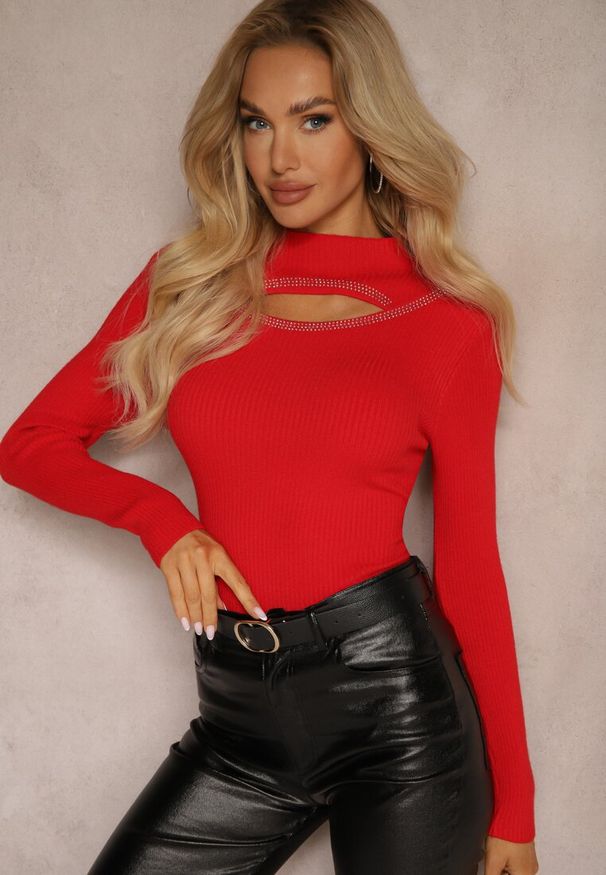 Renee - Czerwony Prążkowany Golf z Dekoltem Ozdobionym Cyrkoniami i Wycięciem Meriannes. Okazja: na co dzień. Typ kołnierza: golf. Kolor: czerwony. Materiał: prążkowany. Wzór: aplikacja. Styl: casual, elegancki