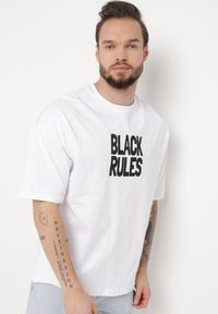 Born2be - Biała Bawełniana Koszulka T-shirt z Nadrukiem po Obu Stronach Daven. Kolor: biały. Materiał: bawełna. Długość rękawa: krótki rękaw. Długość: krótkie. Wzór: nadruk #3
