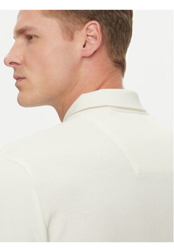 Marciano Guess Polo 5GHP08 6322A Écru Regular Fit. Typ kołnierza: polo. Kolor: kremowy. Materiał: bawełna, len