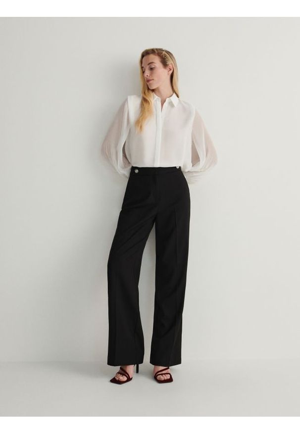 Reserved - Eleganckie spodnie z kantem - czarny. Kolor: czarny. Materiał: tkanina, wiskoza. Styl: elegancki