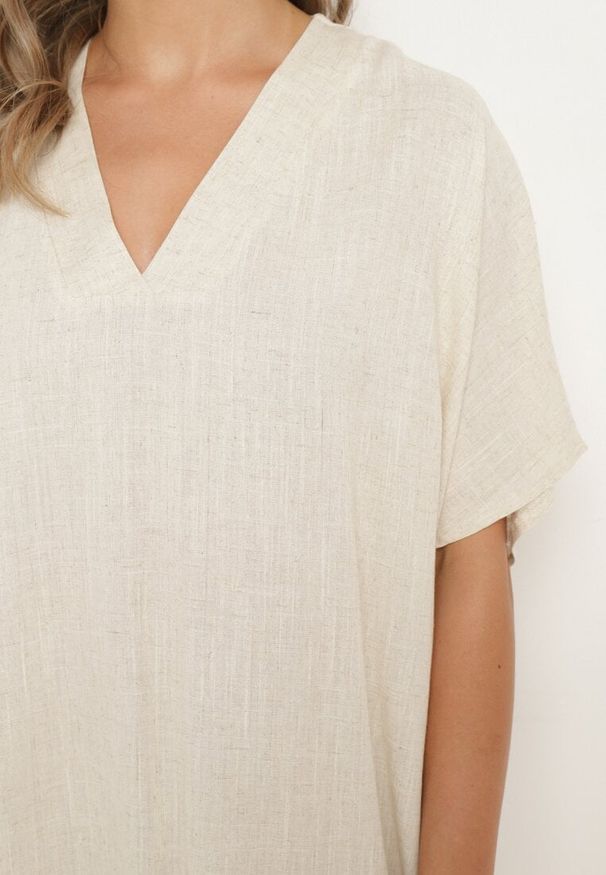 Born2be - Beżowa Bawełniana Sukienka o Pudełkowym Kroju z Dekoltem w Serek Vikonia. Okazja: na co dzień. Typ kołnierza: dekolt w serek. Kolekcja: plus size. Kolor: beżowy. Materiał: bawełna. Typ sukienki: dla puszystych, proste. Styl: wizytowy, elegancki, casual