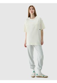 4f - 4F T-shirt oversize gładki uniseks - beżowy S. Okazja: na co dzień. Kolor: beżowy. Materiał: dzianina, bawełna, jersey. Długość rękawa: krótki rękaw. Długość: krótkie. Wzór: gładki. Styl: klasyczny, sportowy, casual