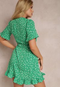 Renee - Zielona Sukienka Thaelice. Kolor: zielony. Materiał: tkanina. Długość rękawa: krótki rękaw. Wzór: kropki, aplikacja, nadruk. Typ sukienki: kopertowe. Długość: mini #5