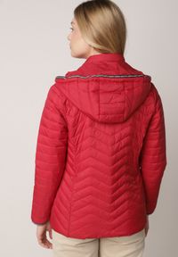Born2be - Czerwona Pikowana Kurtka Przejściowa z Ozdobną Lamówką przy Kapturze Tidorna. Okazja: na spacer, na co dzień. Kolor: czerwony. Materiał: poliester, jeans. Styl: casual, elegancki #2