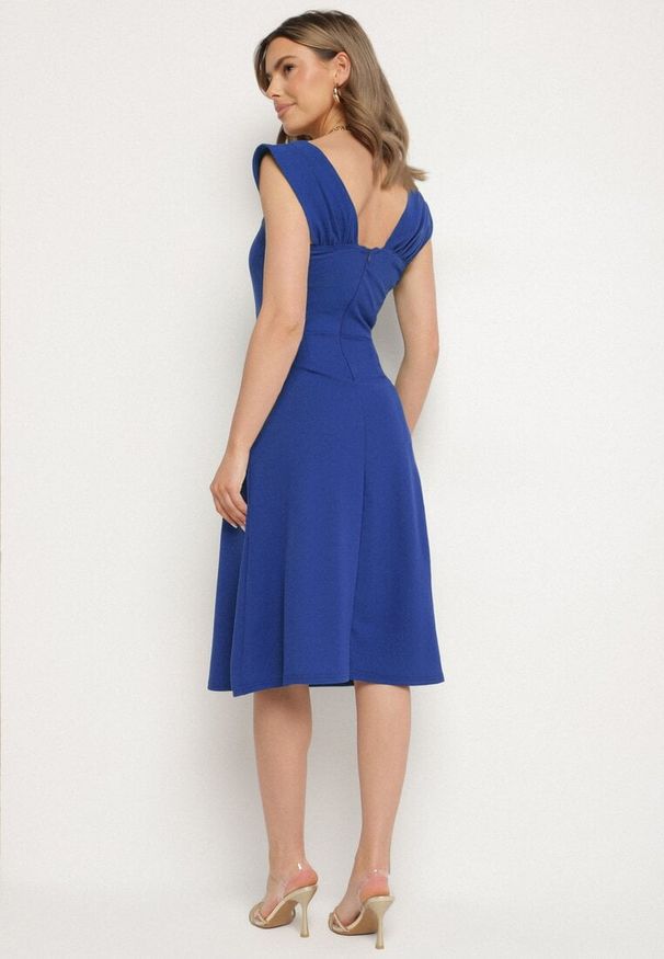 Born2be - Niebieska Sukienka z Kwadratowym Dekoltem i Szerokimi Ramiączkami Devianna. Okazja: na co dzień. Typ kołnierza: dekolt kwadratowy. Kolor: niebieski. Długość rękawa: na ramiączkach. Styl: casual, elegancki