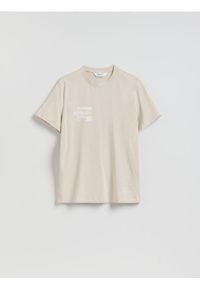 Reserved - T-shirt regular z nadrukiem - beżowy. Kolor: beżowy. Materiał: dzianina, bawełna. Wzór: nadruk #1