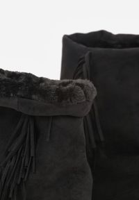 Renee - Czarne Botki Śniegowce z Wywiniętą Cholewką Zdobioną Frędzlami Sewela. Okazja: na co dzień. Kolor: czarny. Materiał: zamsz, jeans. Szerokość cholewki: normalna. Wzór: aplikacja. Styl: casual #5