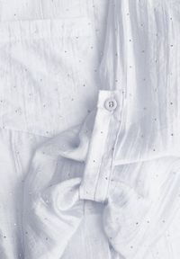 Born2be - Niebieska Transparentna Koszula Ozdobiona Cyrkoniami Clymadia. Okazja: na co dzień. Kolor: niebieski. Materiał: jeans. Wzór: aplikacja. Styl: casual, klasyczny #6