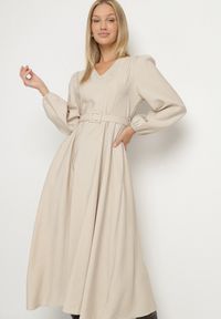 Born2be - Beżowa Wiskozowa Sukienka o Rozkloszowanym Kroju z Paskiem z Klamerką Arilesse. Okazja: na co dzień. Typ kołnierza: dekolt w kształcie V. Kolor: beżowy. Materiał: wiskoza. Styl: casual, elegancki #2