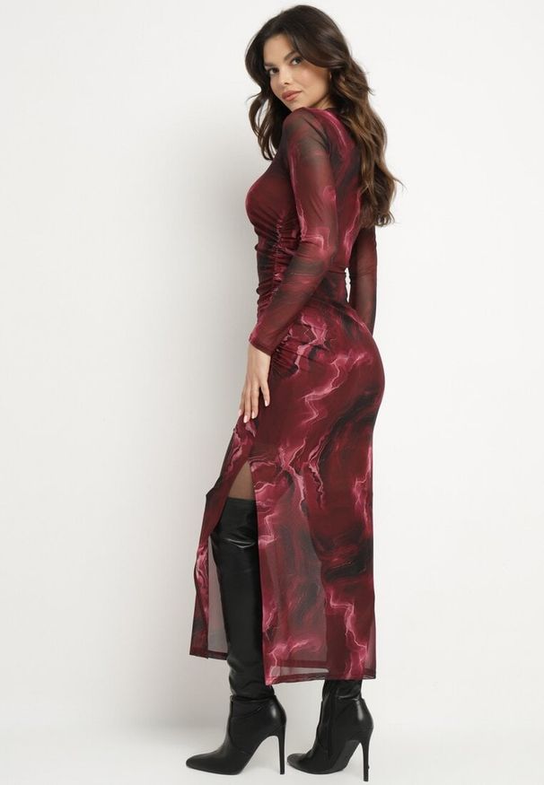 Born2be - Bordowa Siateczkowa Sukienka z Wiskozą o Dopasowanym Kroju z Rozcięciem Nalorian. Okazja: na co dzień. Kolor: czerwony. Materiał: wiskoza. Typ sukienki: proste, dopasowane. Styl: casual, wizytowy