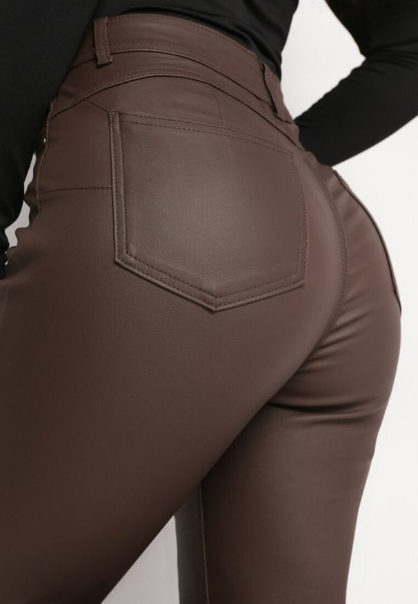Born2be - Ciemnobrązowe Spodnie Skinny Push Up Zami. Okazja: na co dzień. Kolekcja: plus size. Kolor: brązowy. Wzór: aplikacja. Styl: elegancki, casual