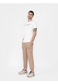 4f - Spodnie casual joggery męskie. Okazja: na co dzień. Kolor: brązowy. Materiał: tkanina. Styl: casual #1