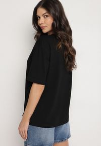 Born2be - Czarny Bawełniany T-shirt z Ozdobnym Nadrukiem Delmari. Okazja: na co dzień, na spacer. Kolor: czarny. Materiał: bawełna. Wzór: nadruk. Styl: klasyczny, casual #3