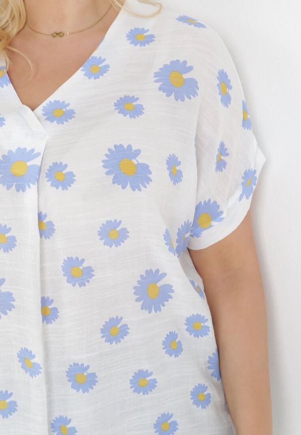 Born2be - Biało-Niebieska Bluzka w Rustykalnym Stylu w Kwiaty Aldora. Kolor: biały. Materiał: materiał. Długość rękawa: krótki rękaw. Długość: krótkie. Wzór: kwiaty