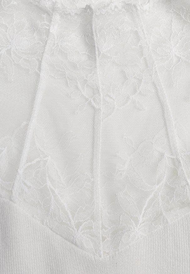 Born2be - Biały Dopasowany Sweter z Półgolfem z Wiskozą Zdobiony Koronkową Siateczką Genna. Okazja: na co dzień. Kolor: biały. Materiał: wiskoza, koronka. Wzór: aplikacja. Styl: casual, elegancki