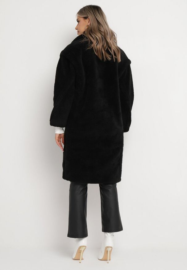 Born2be - Czarny Płaszcz Teddy z Imitacji Futra Zapinany na Guziki Yohanatis. Kolor: czarny. Materiał: futro