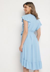 Born2be - Jasnoniebieska Rozkloszowana Sukienka Ozdobiona Falbanką i Paskiem Natiellea. Okazja: na co dzień. Typ kołnierza: kołnierz z falbankami. Kolor: niebieski. Wzór: aplikacja. Styl: casual #4